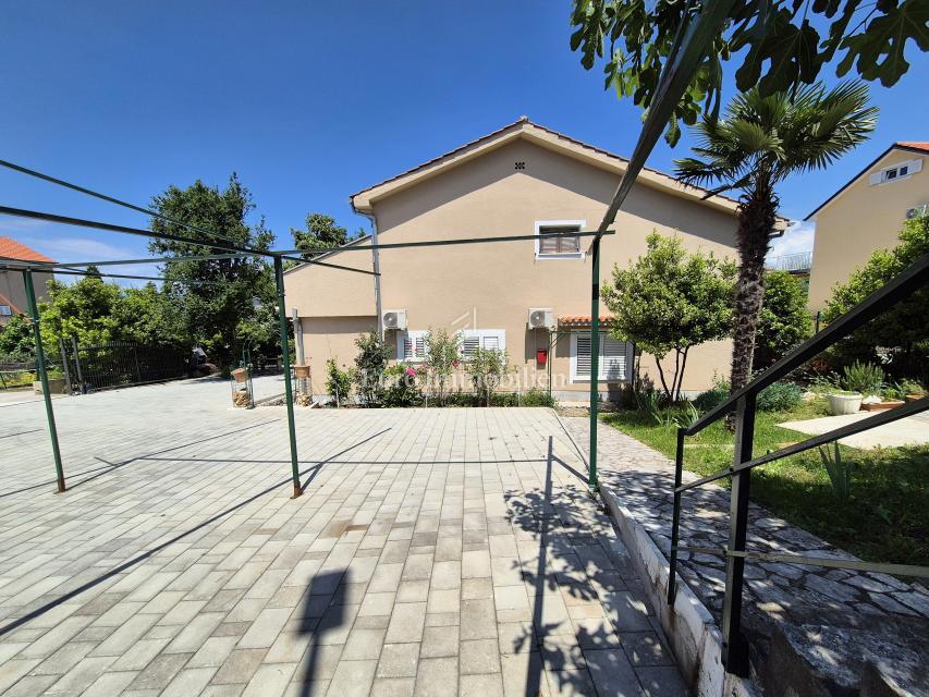 Malinska - hiša s tremi apartmaji