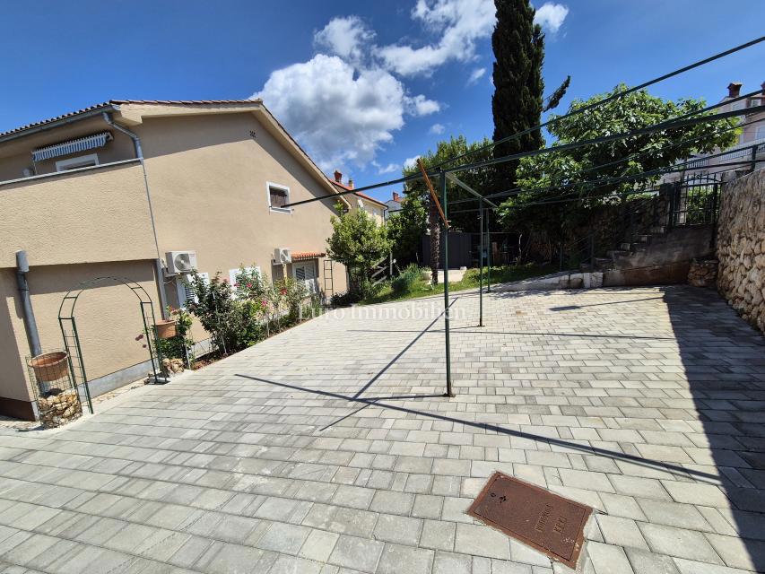 Malinska - hiša s tremi apartmaji
