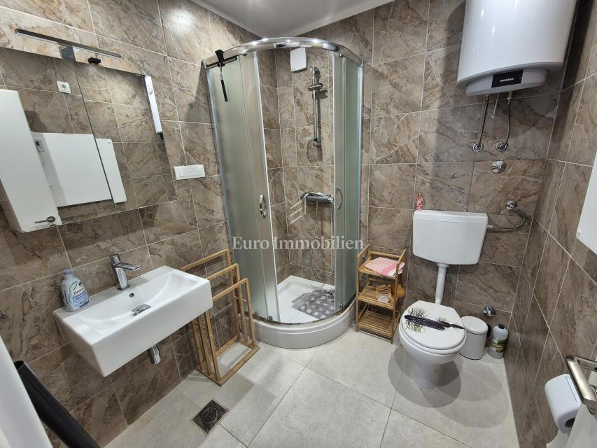 Malinska - hiša s tremi apartmaji