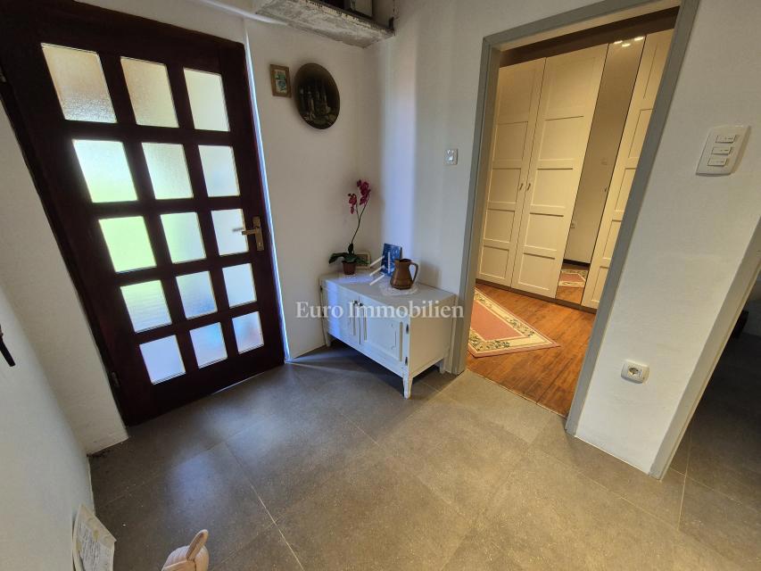 Malinska - hiša s tremi apartmaji