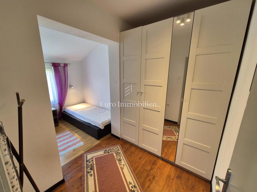 Malinska - hiša s tremi apartmaji