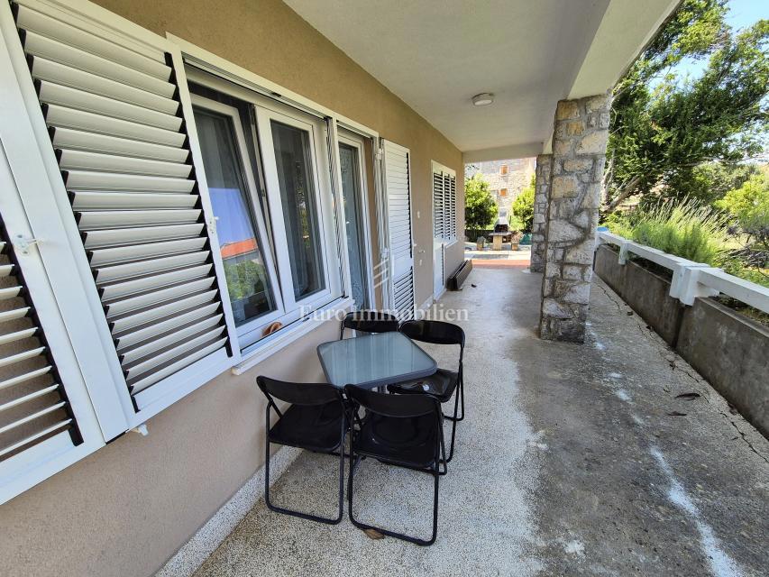 Malinska - hiša s tremi apartmaji