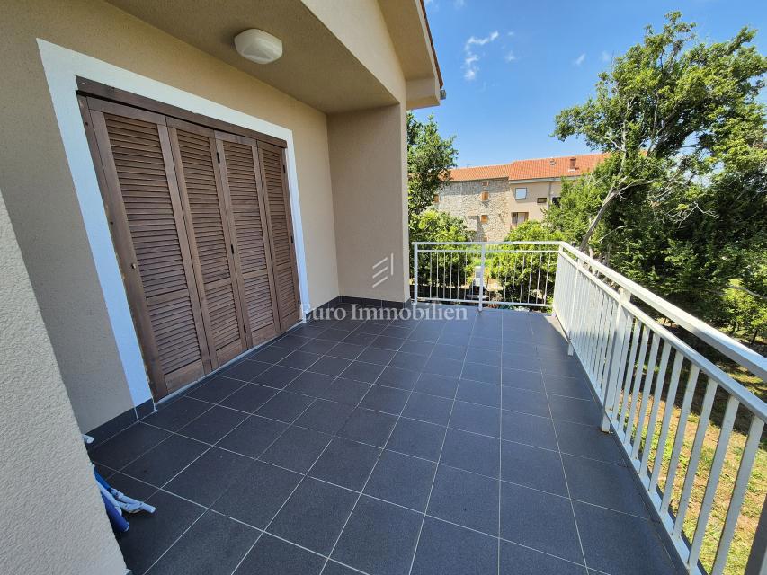 Malinska - hiša s tremi apartmaji