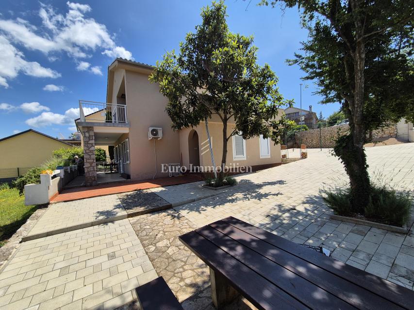 Malinska - hiša s tremi apartmaji