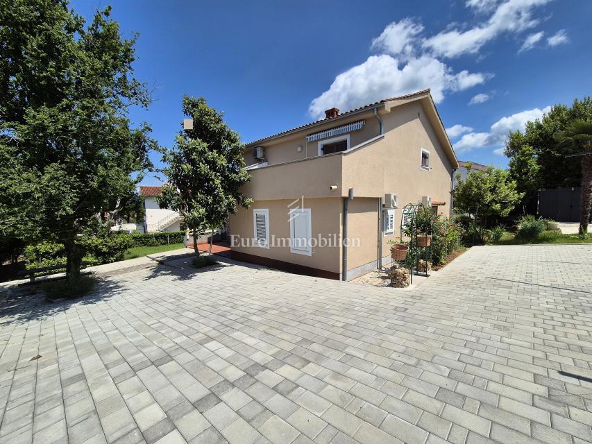 Malinska - hiša s tremi apartmaji