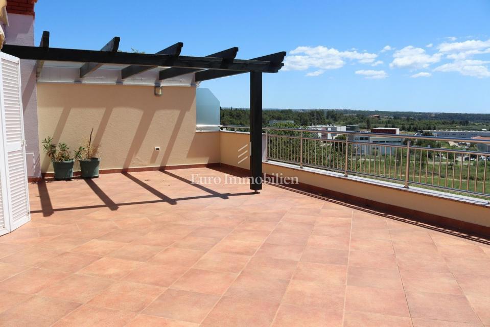 NOVIGRAD !!! Stanovanje s strešno teraso 52 m2 in garažo