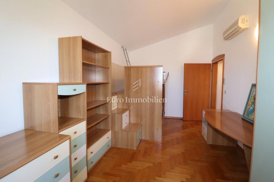 NOVIGRAD !!! Stanovanje s strešno teraso 52 m2 in garažo