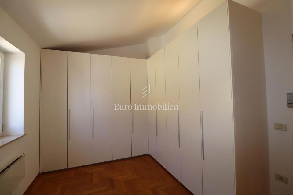 NOVIGRAD !!! Stanovanje s strešno teraso 52 m2 in garažo