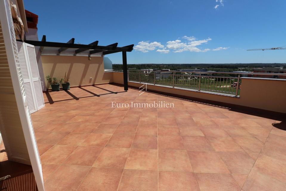 NOVIGRAD !!! Stanovanje s strešno teraso 52 m2 in garažo