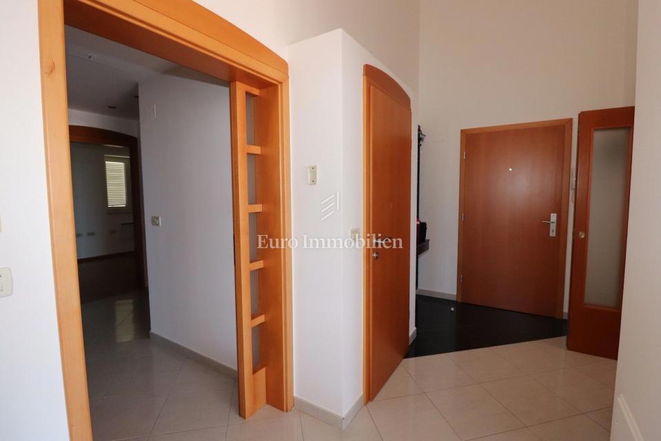 NOVIGRAD !!! Stanovanje s strešno teraso 52 m2 in garažo