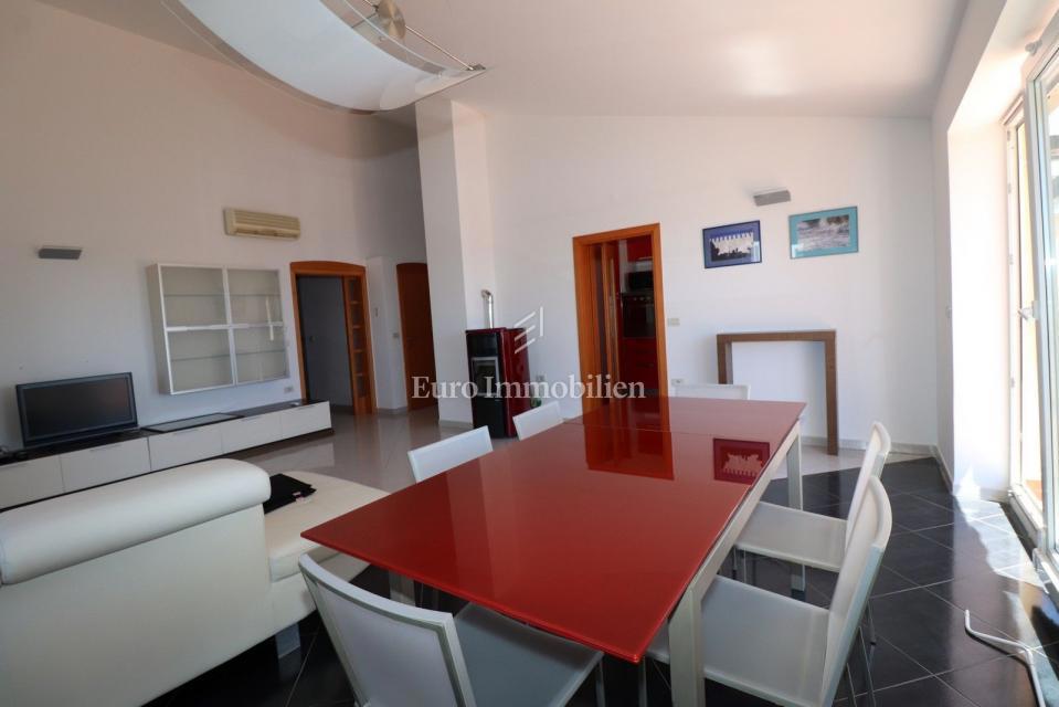 NOVIGRAD !!! Stanovanje s strešno teraso 52 m2 in garažo