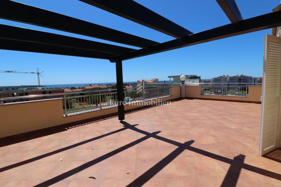 NOVIGRAD !!! Stanovanje s strešno teraso 52 m2 in garažo