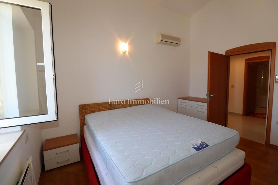 NOVIGRAD !!! Stanovanje s strešno teraso 52 m2 in garažo