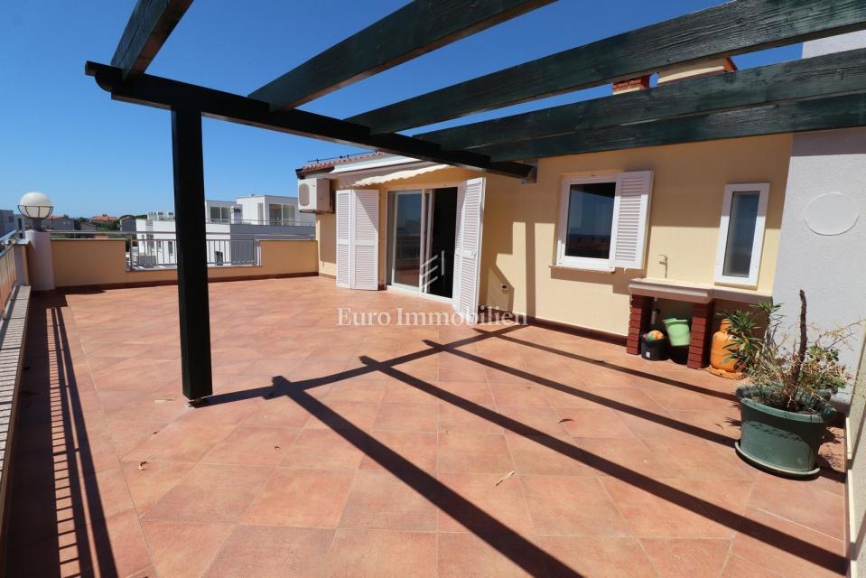 NOVIGRAD !!! Stanovanje s strešno teraso 52 m2 in garažo