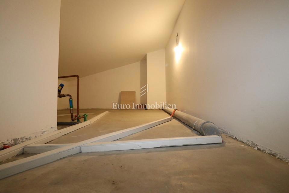 NOVIGRAD !!! Stanovanje s strešno teraso 52 m2 in garažo