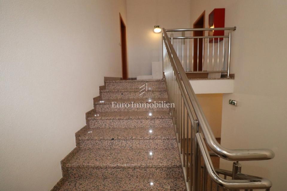NOVIGRAD !!! Stanovanje s strešno teraso 52 m2 in garažo