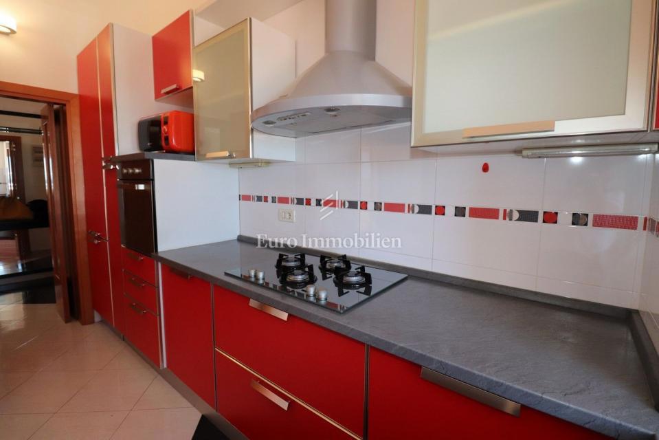 NOVIGRAD !!! Stanovanje s strešno teraso 52 m2 in garažo