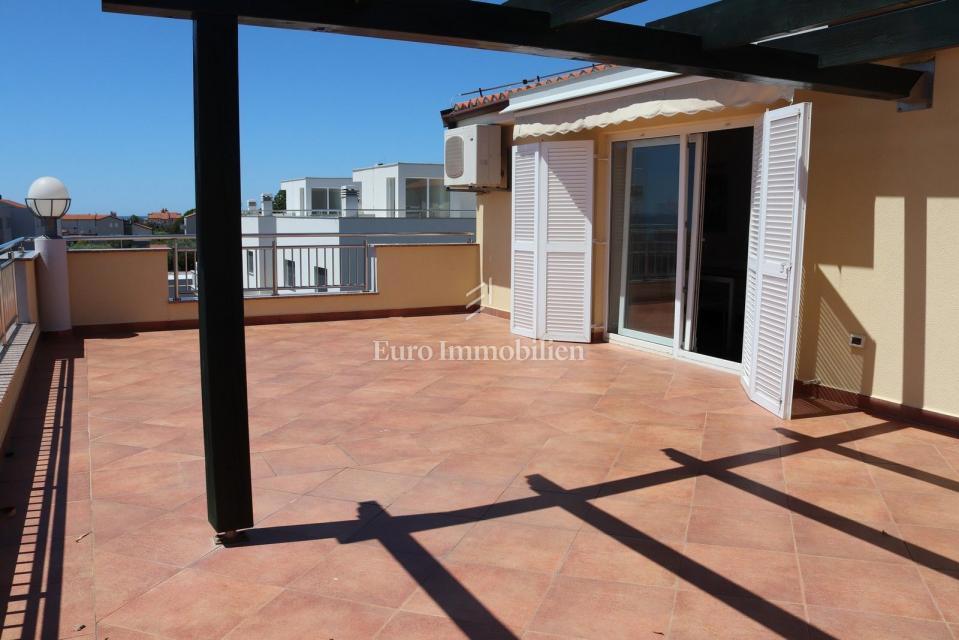 NOVIGRAD !!! Stanovanje s strešno teraso 52 m2 in garažo