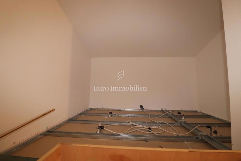 NOVIGRAD !!! Stanovanje s strešno teraso 52 m2 in garažo