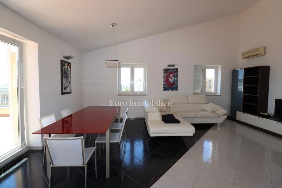 NOVIGRAD !!! Stanovanje s strešno teraso 52 m2 in garažo