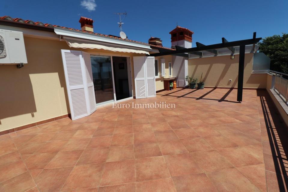 NOVIGRAD !!! Stanovanje s strešno teraso 52 m2 in garažo