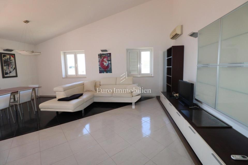 NOVIGRAD !!! Stanovanje s strešno teraso 52 m2 in garažo