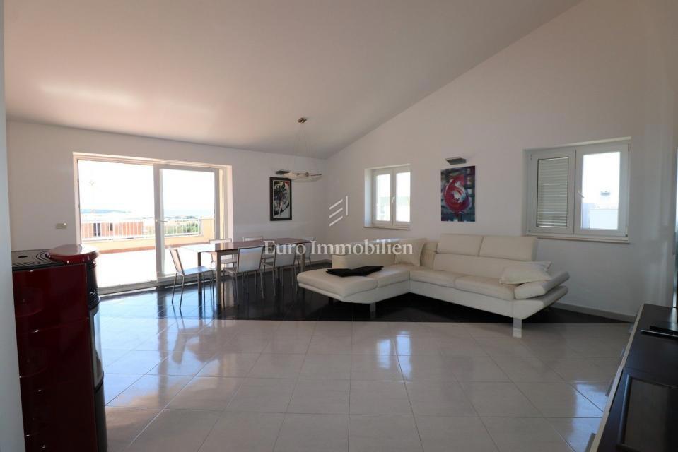 NOVIGRAD !!! Stanovanje s strešno teraso 52 m2 in garažo