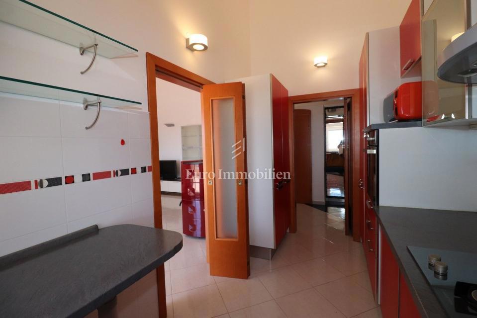 NOVIGRAD !!! Stanovanje s strešno teraso 52 m2 in garažo