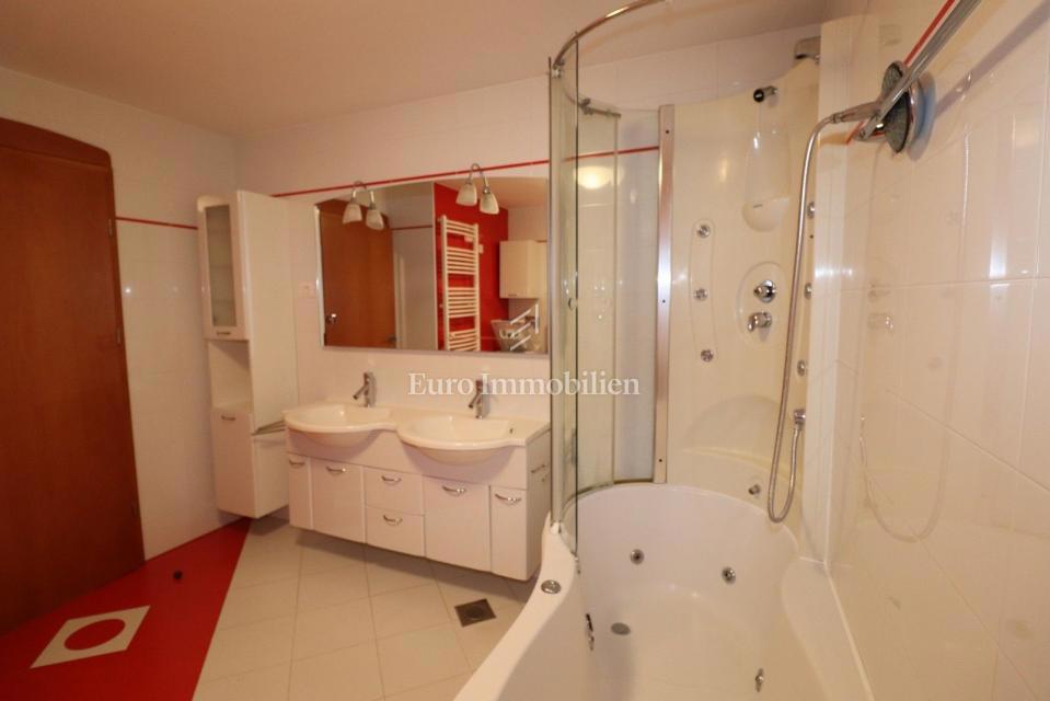 NOVIGRAD !!! Stanovanje s strešno teraso 52 m2 in garažo