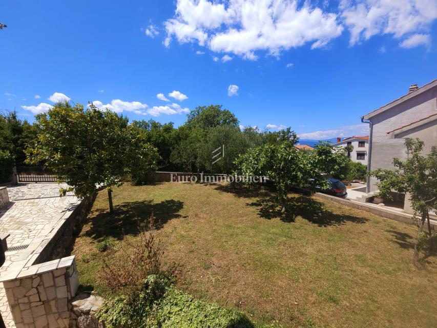 Malinska - prostorna hiša s tremi apartmaji
