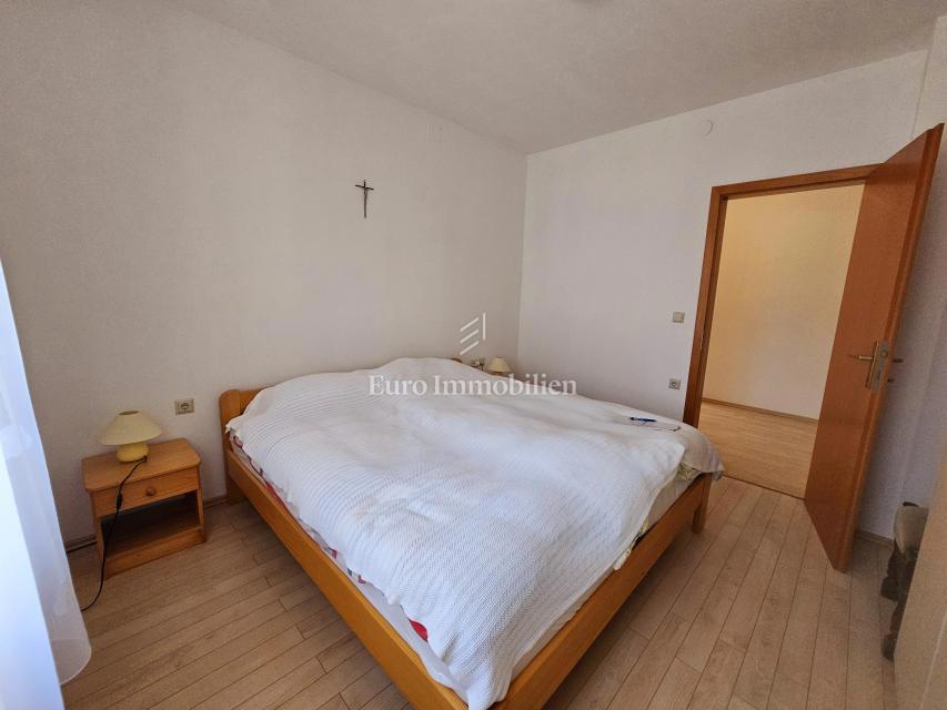 Malinska - prostorna hiša s tremi apartmaji