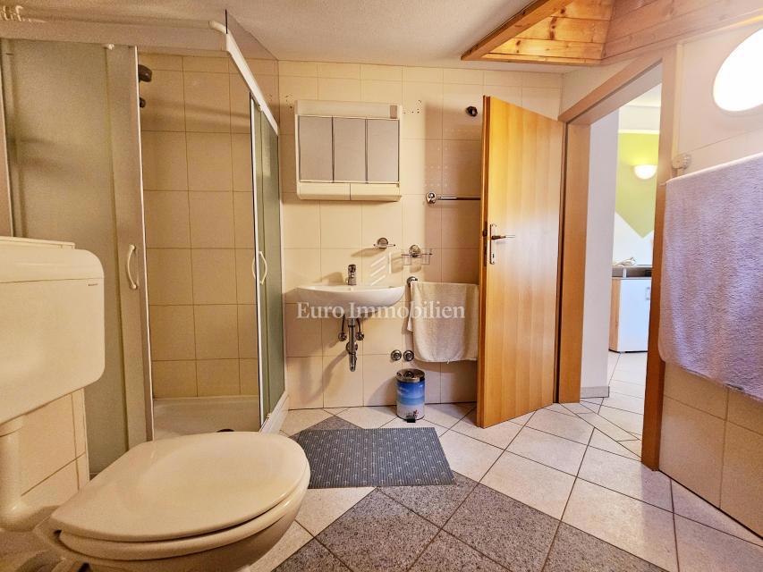 Malinska - prostorna hiša s tremi apartmaji
