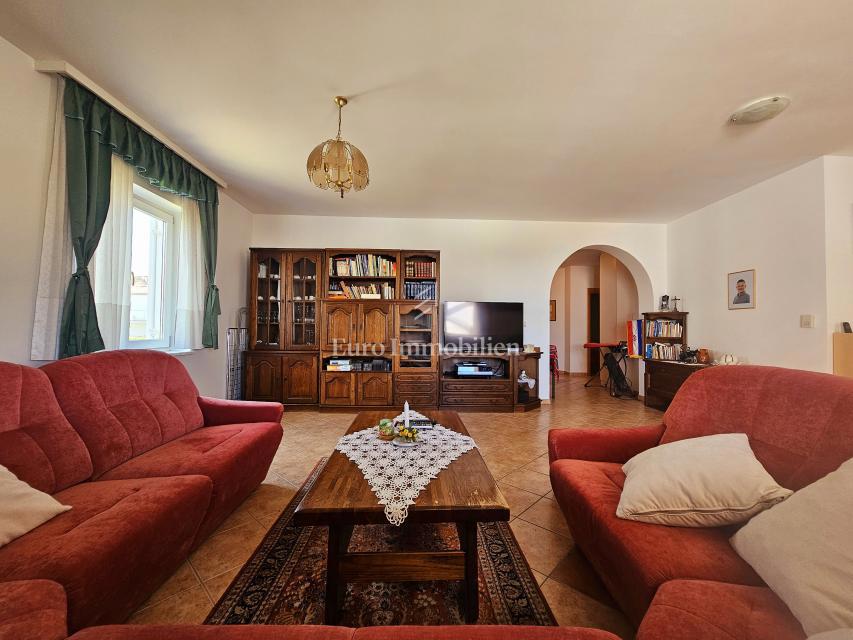 Malinska - prostorna hiša s tremi apartmaji