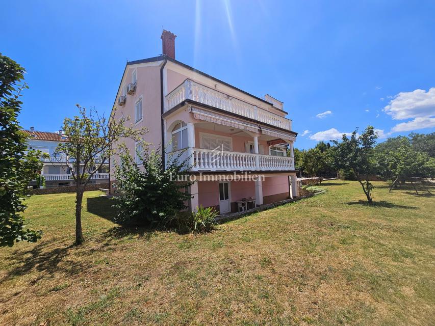 Malinska - prostorna hiša s tremi apartmaji