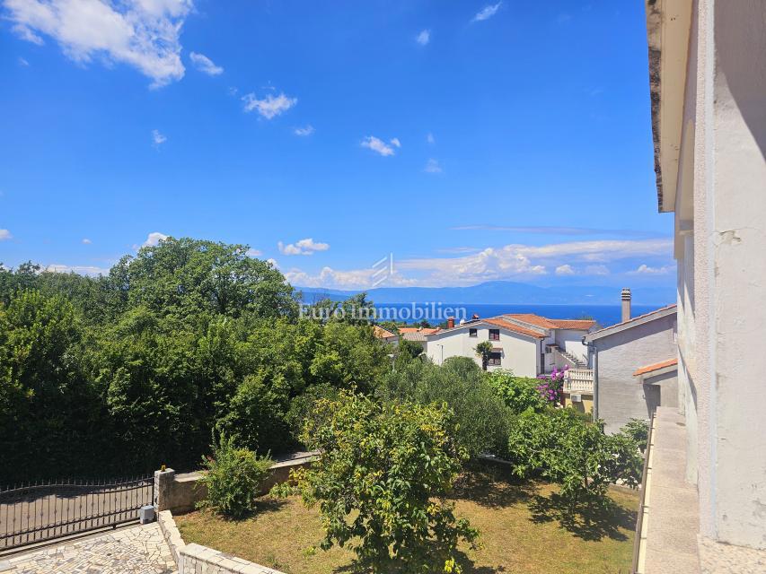 Malinska - prostorna hiša s tremi apartmaji