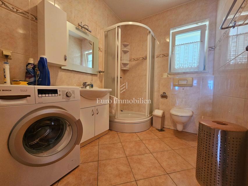 Malinska - prostorna hiša s tremi apartmaji