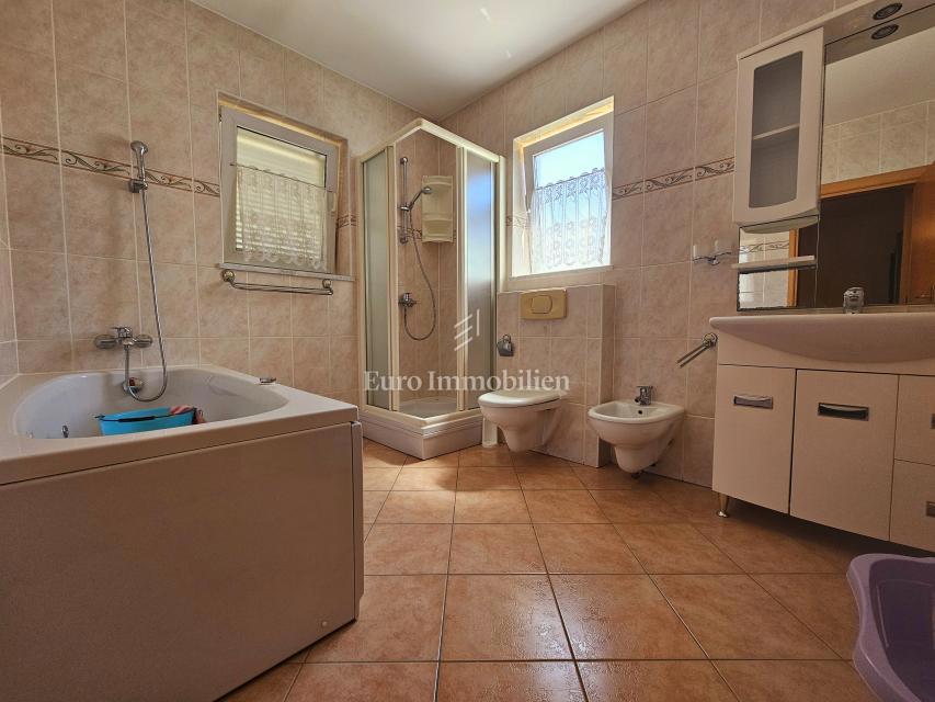 Malinska - prostorna hiša s tremi apartmaji