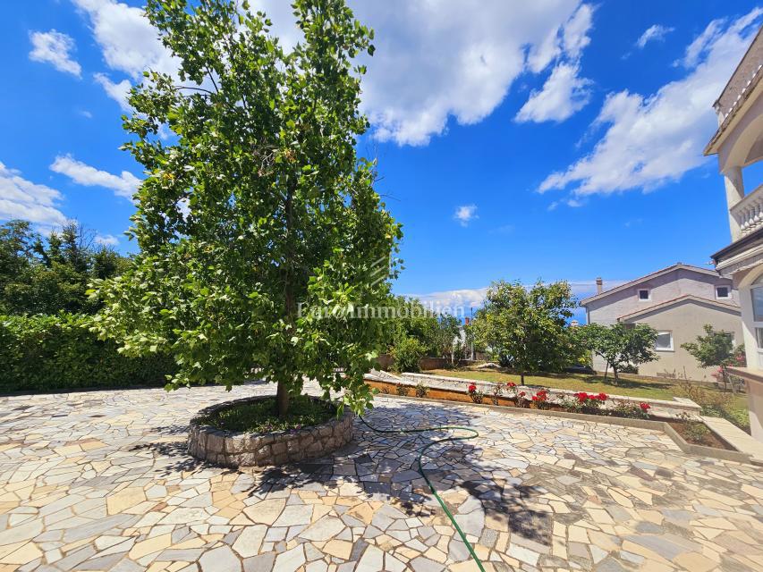 Malinska - prostorna hiša s tremi apartmaji