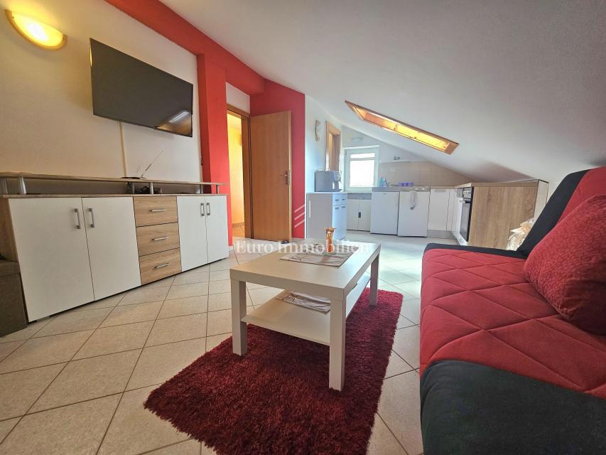 Malinska - prostorna hiša s tremi apartmaji