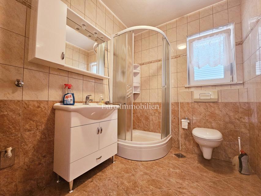 Malinska - prostorna hiša s tremi apartmaji