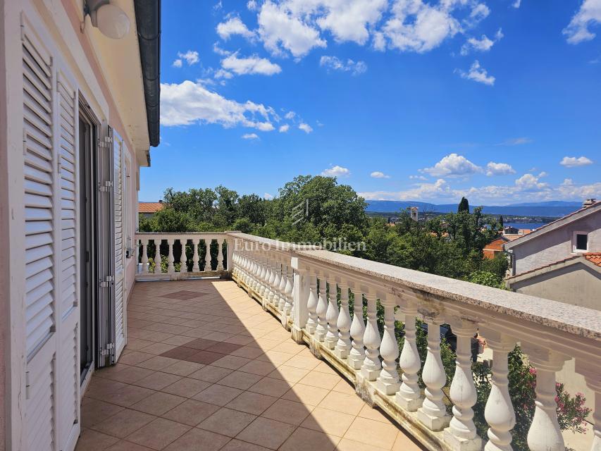 Malinska - prostorna hiša s tremi apartmaji