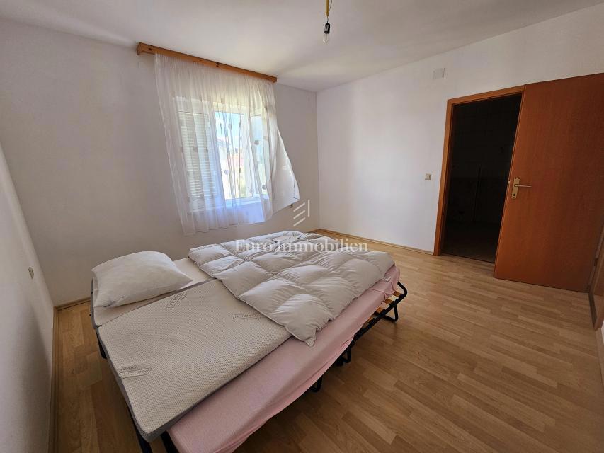 Malinska - prostorna hiša s tremi apartmaji