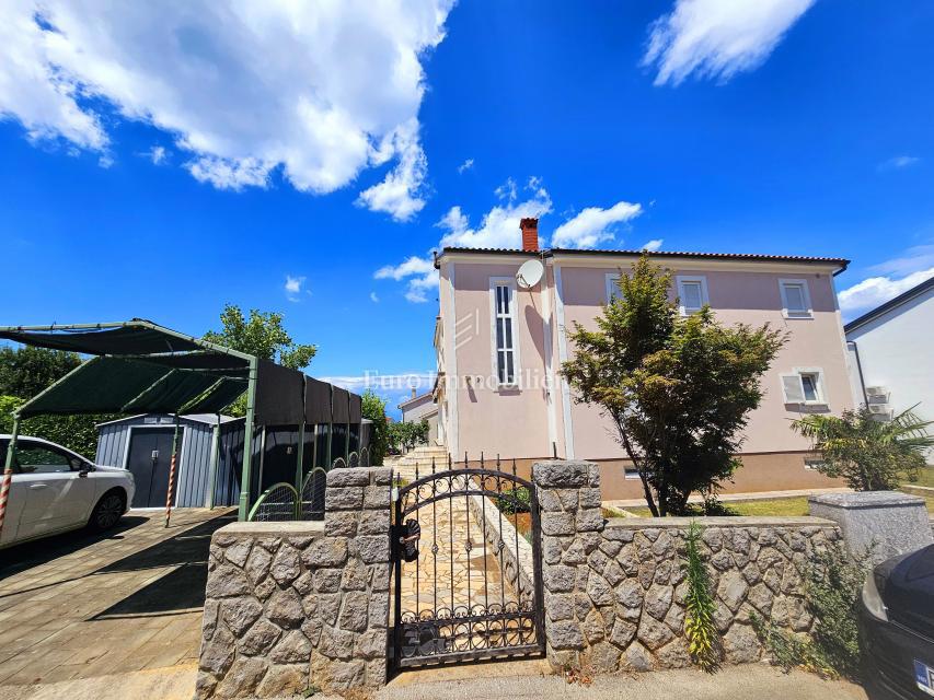 Malinska - prostorna hiša s tremi apartmaji