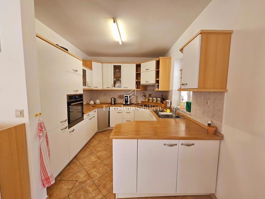 Malinska - prostorna hiša s tremi apartmaji