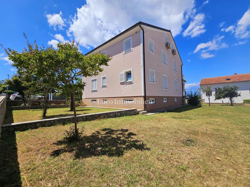 Malinska - prostorna hiša s tremi apartmaji
