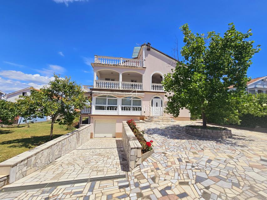 Malinska - prostorna hiša s tremi apartmaji