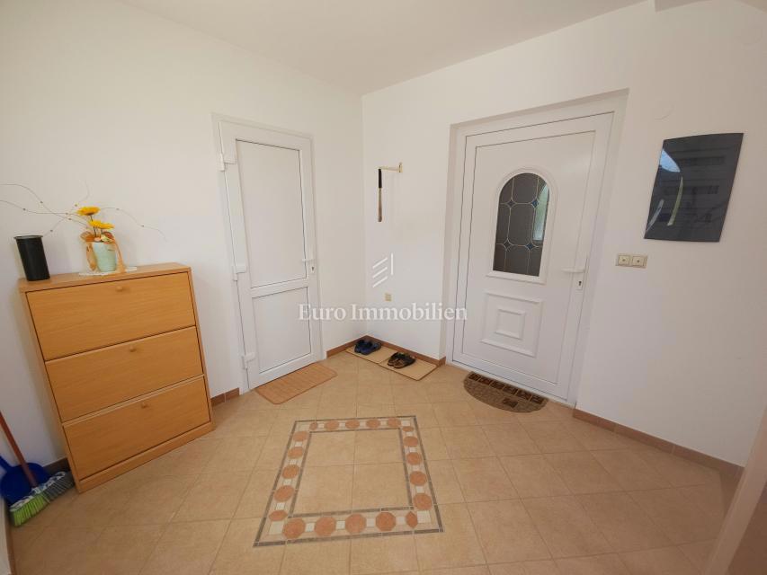 Malinska - prostorna hiša s tremi apartmaji