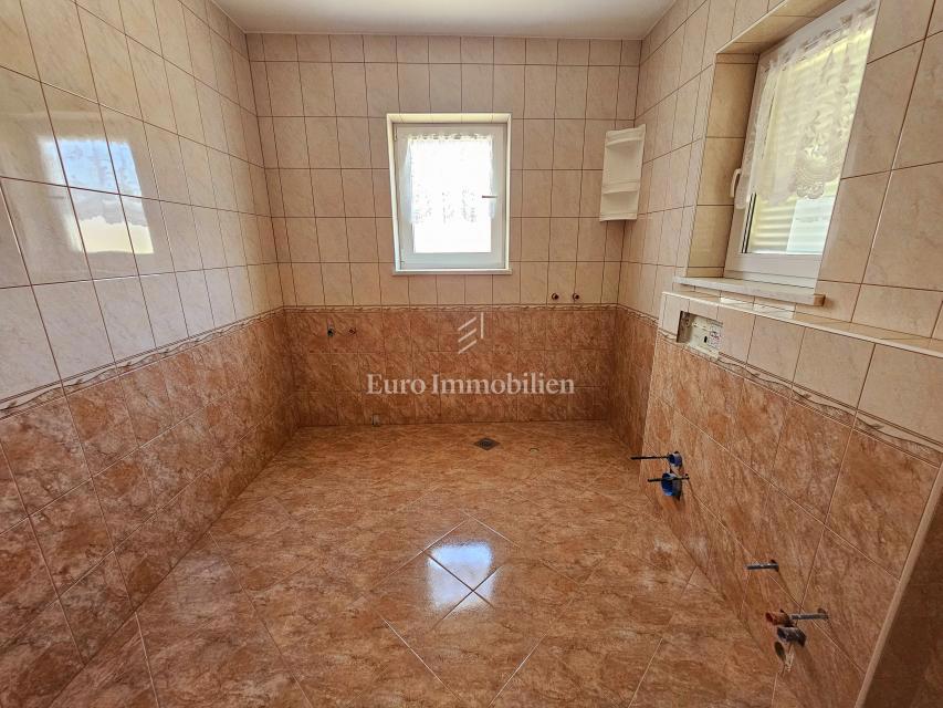 Malinska - prostorna hiša s tremi apartmaji
