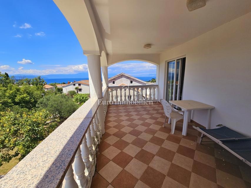 Malinska - prostorna hiša s tremi apartmaji