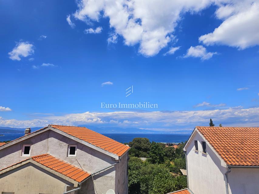 Malinska - prostorna hiša s tremi apartmaji